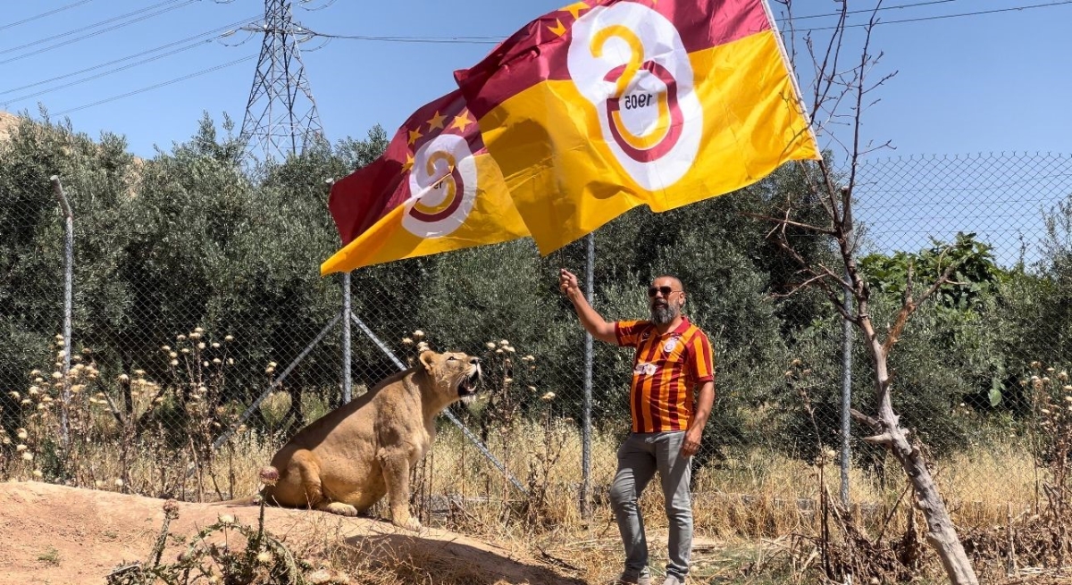 Galatasaray’ın 24. şampiyonluğunu aslanlarıyla kutladı
