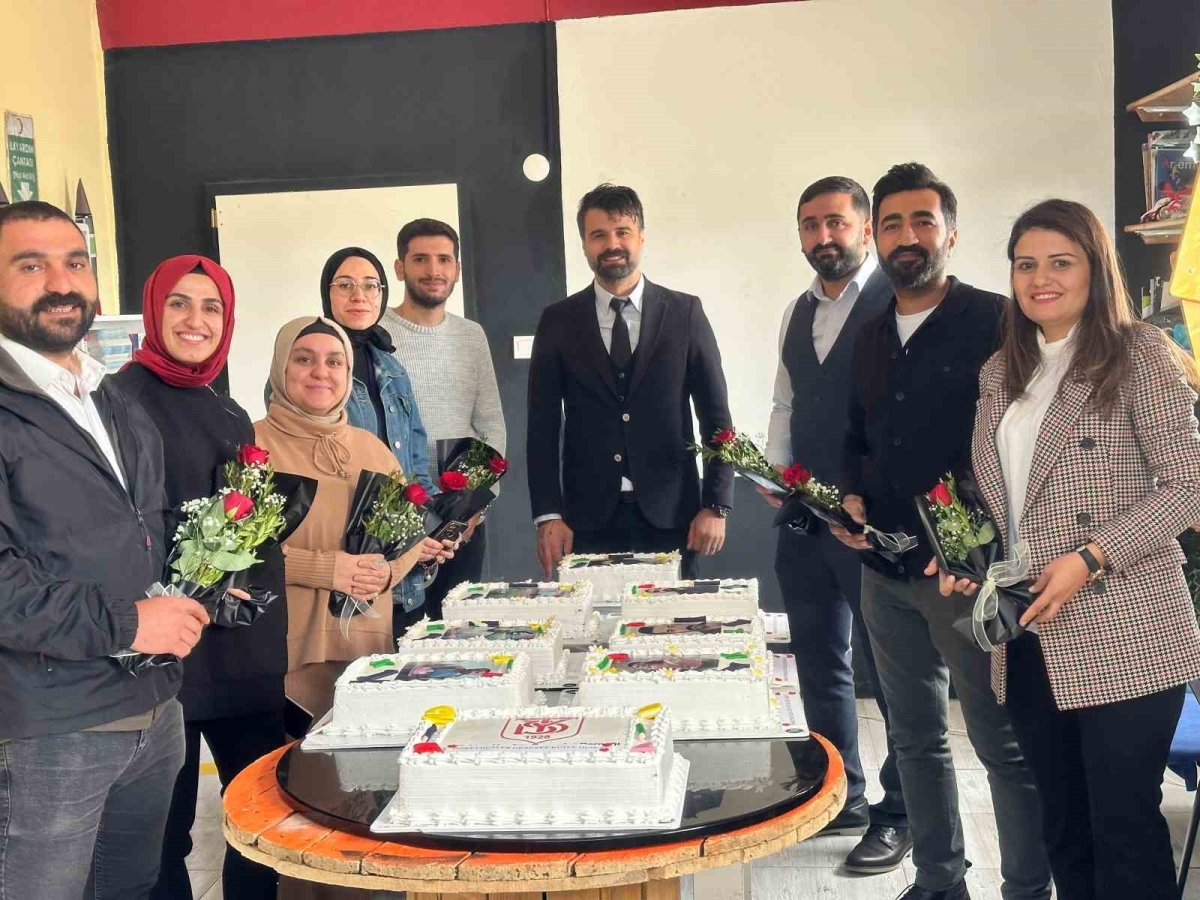 Köy okulunda her öğretmenin fotoğrafı pastaya basılarak Öğretmenler Günü kutlandı
