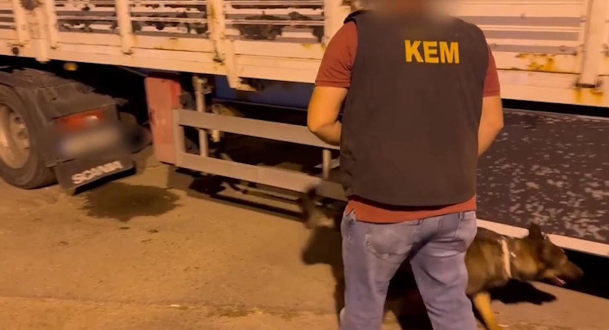 Durdurulan tırda 27 kilogram esrar ele geçirildi
