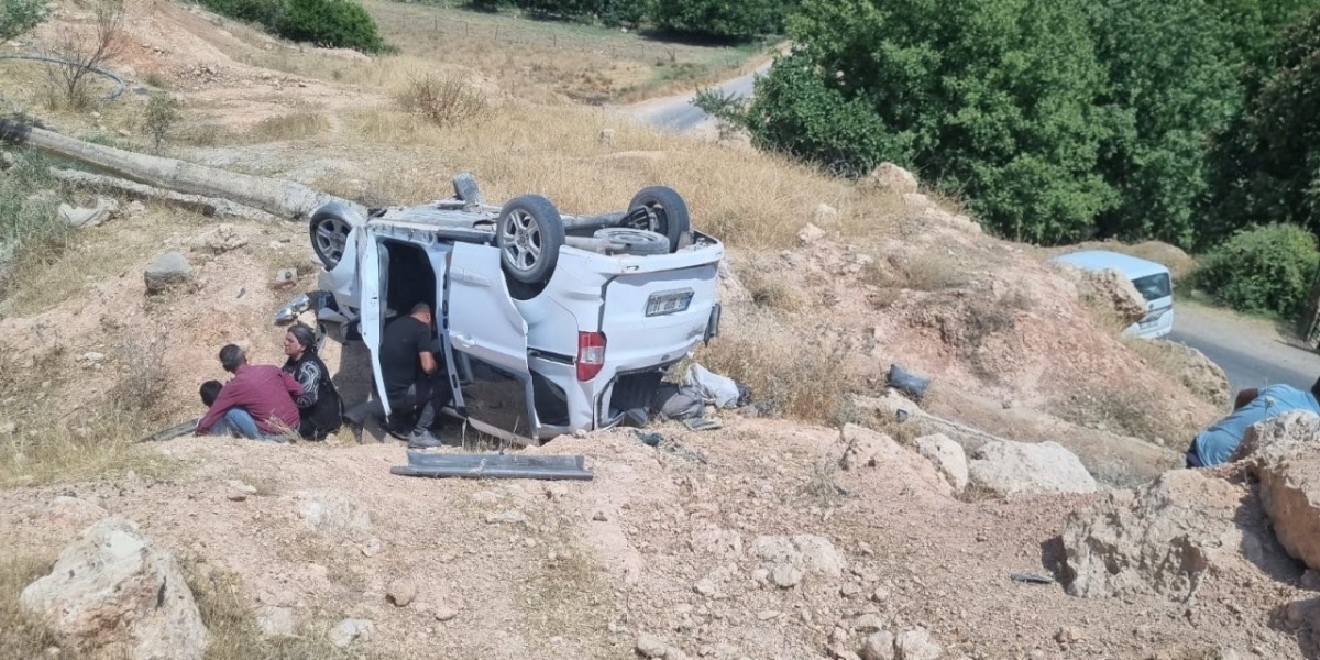 Hafif ticari araç devrildi: 7 yaralı
