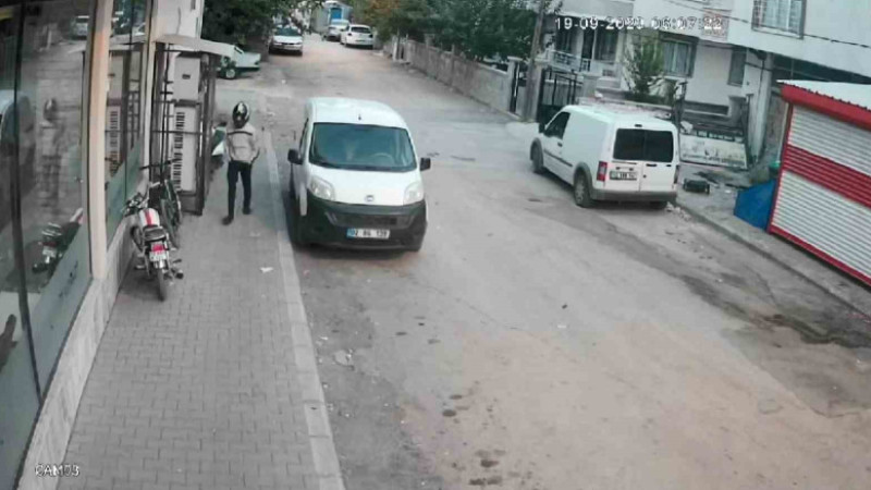 Kasklı Hırsız Motosikleti Çaldı
